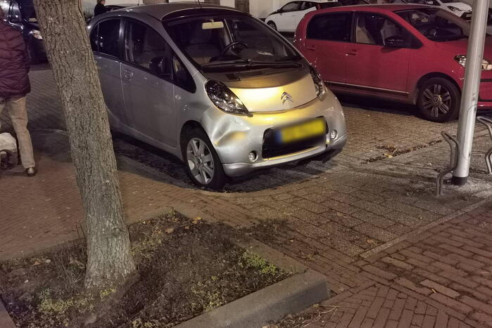 Automobilist veroorzaakt botsing bij inparkeren