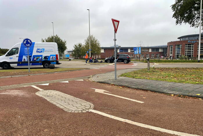 Overstekende fietser aangereden door auto