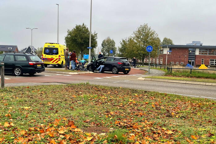 Overstekende fietser aangereden door auto