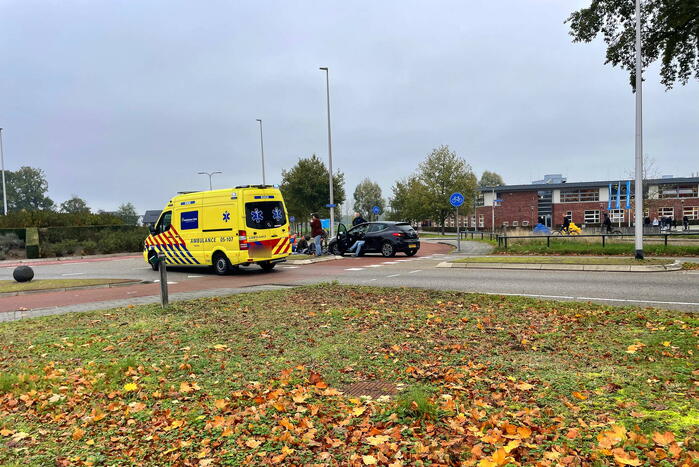 Overstekende fietser aangereden door auto