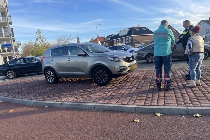 Fietser geschept door personenauto