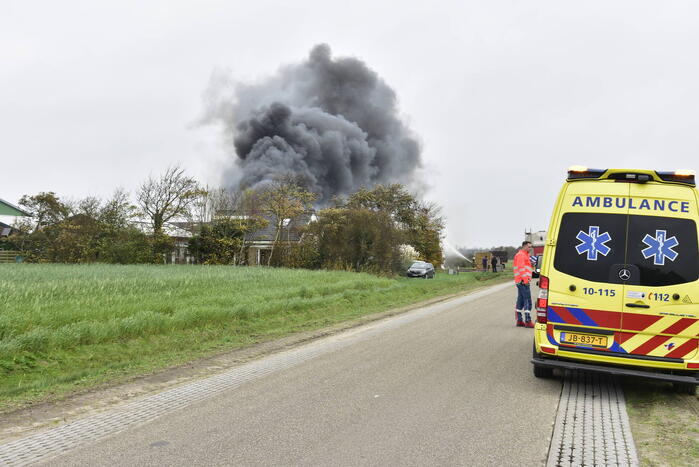 Grote stapel hooi vliegt in brand