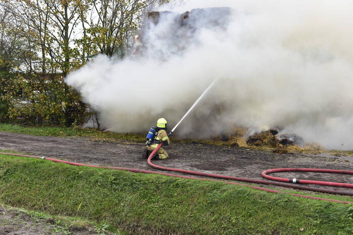 Grote stapel hooi vliegt in brand