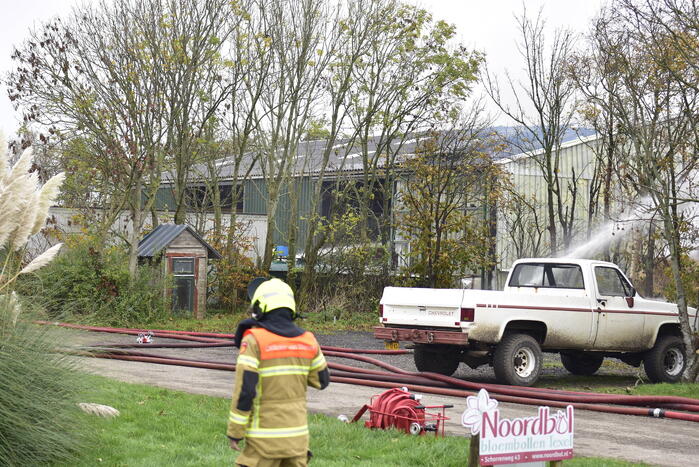 Grote stapel hooi vliegt in brand