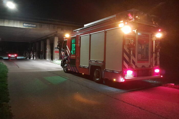Brandweer blust afvalbrand onder viaduct