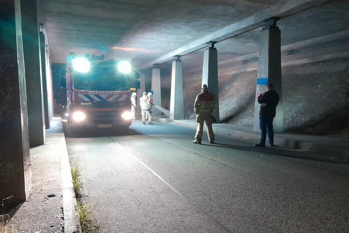 Brandweer blust afvalbrand onder viaduct