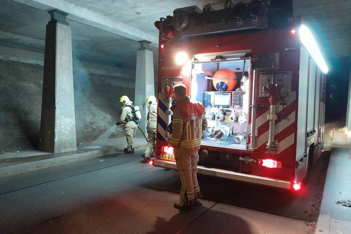 Brandweer blust afvalbrand onder viaduct