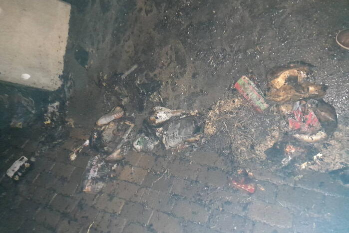 Brandweer blust afvalbrand onder viaduct