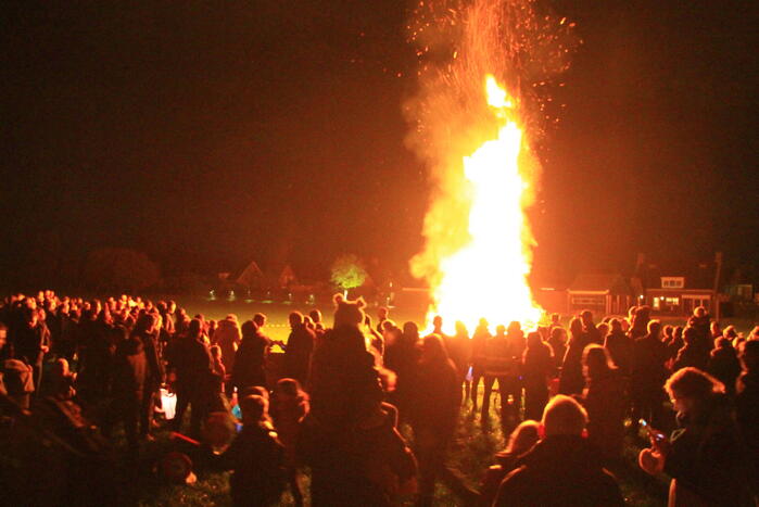 Veel toeschouwers bij Sint Maarten vuur