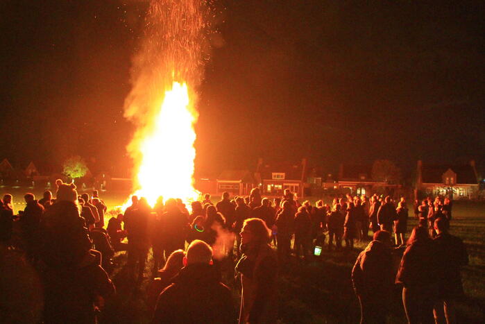 Veel toeschouwers bij Sint Maarten vuur