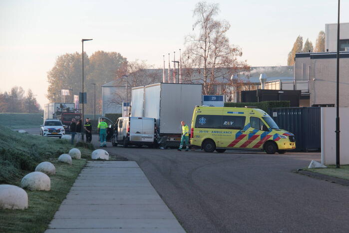 Bestelbus klapt op geparkeerde vrachtwagen