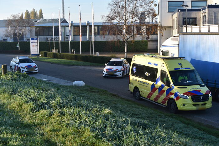 Bestelbus klapt op geparkeerde vrachtwagen