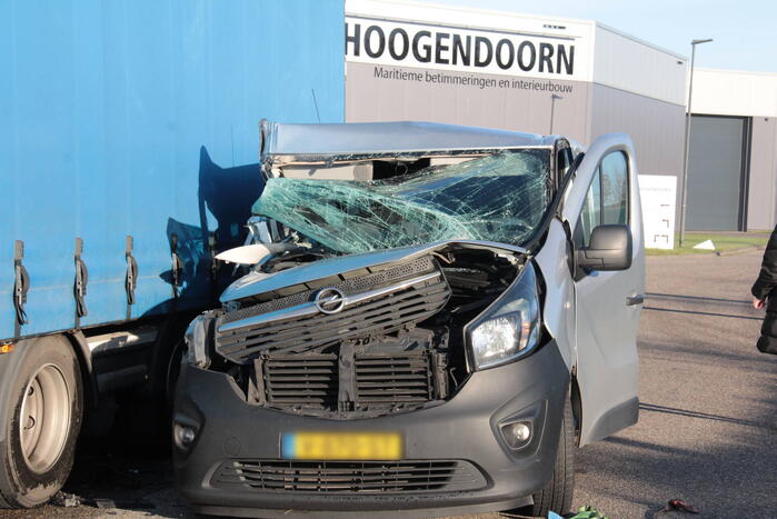Bestelbus klapt op geparkeerde vrachtwagen