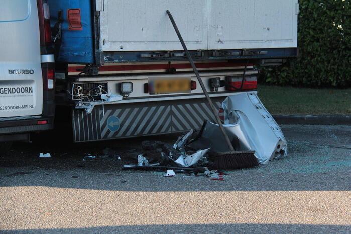 Bestelbus klapt op geparkeerde vrachtwagen