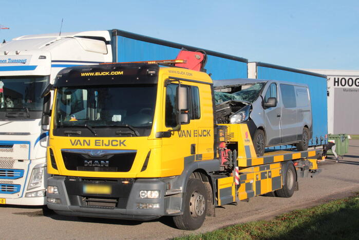 Bestelbus klapt op geparkeerde vrachtwagen