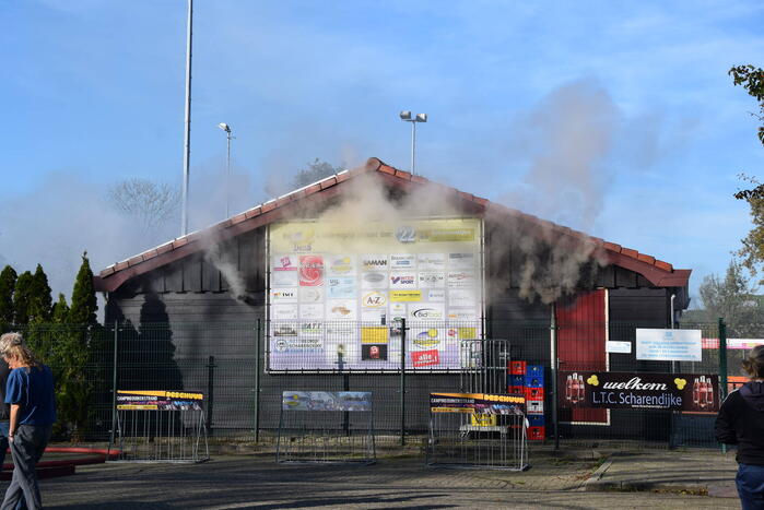 Uitslaande brand in clubgebouw tennisvereniging