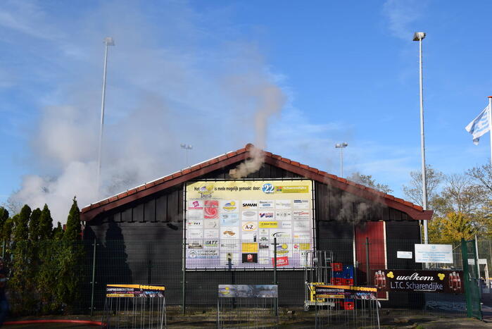 Uitslaande brand in clubgebouw tennisvereniging