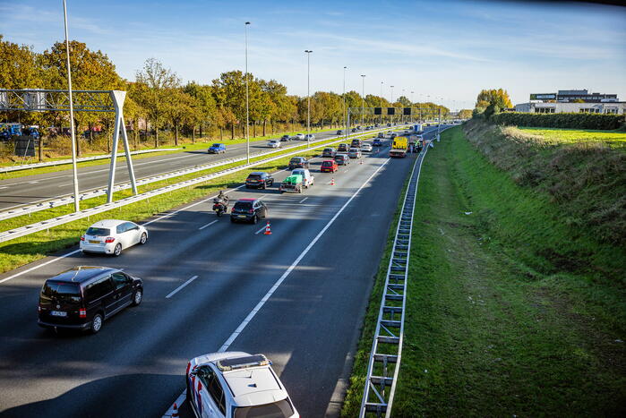 Automobilist verliest overbeladen aanhangwagen met pallets en crasht