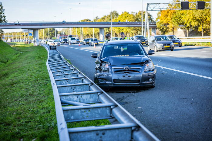 Automobilist verliest overbeladen aanhangwagen met pallets en crasht