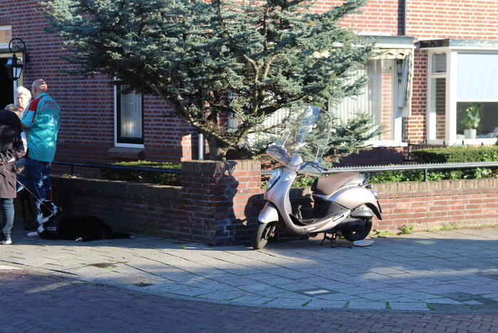 Man op scooter gaat onderuit en raakt gewond