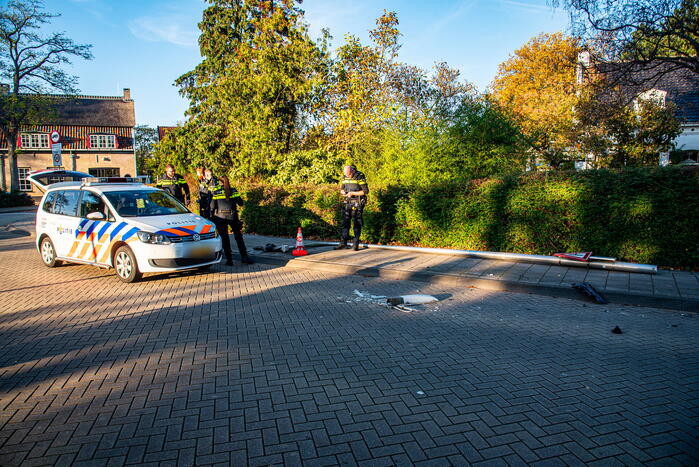 Dronken automobilist rijdt lantaarnpaal uit de grond