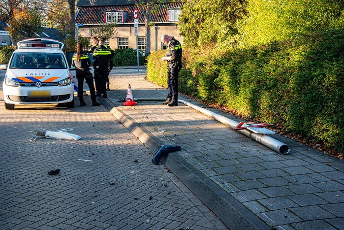 Dronken automobilist rijdt lantaarnpaal uit de grond