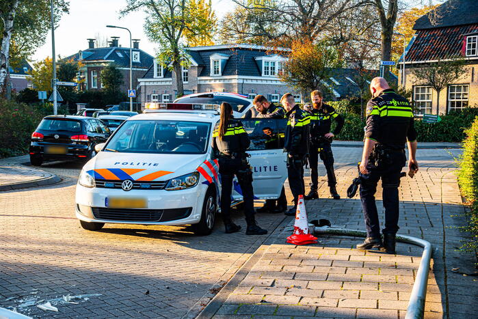 Dronken automobilist rijdt lantaarnpaal uit de grond