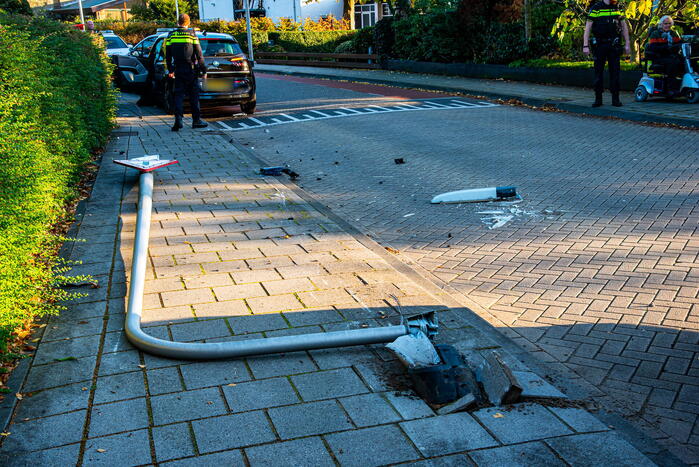 Dronken automobilist rijdt lantaarnpaal uit de grond