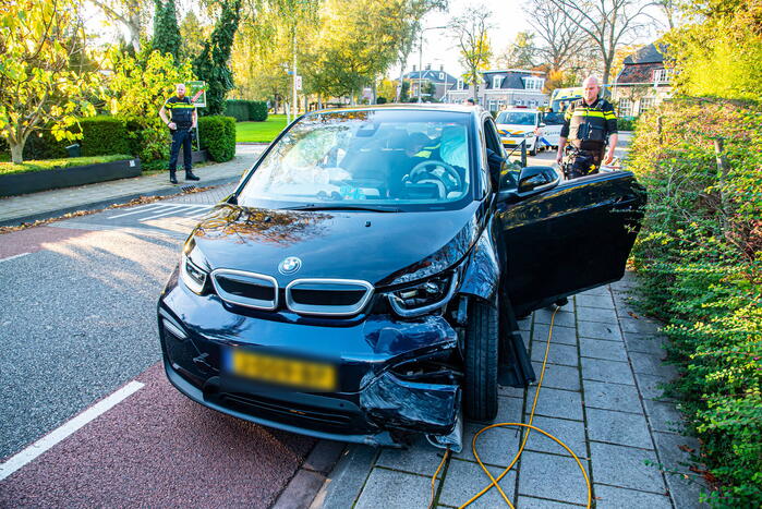 Dronken automobilist rijdt lantaarnpaal uit de grond