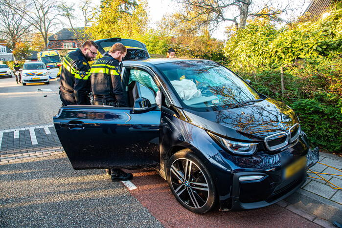 Dronken automobilist rijdt lantaarnpaal uit de grond