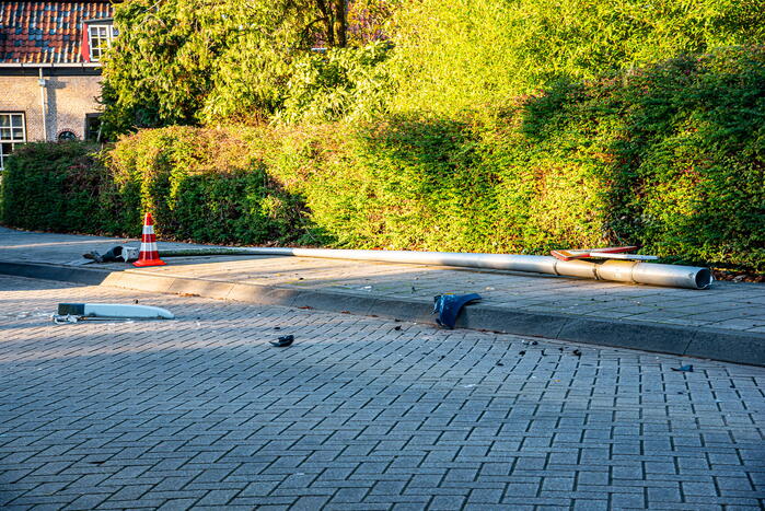 Dronken automobilist rijdt lantaarnpaal uit de grond