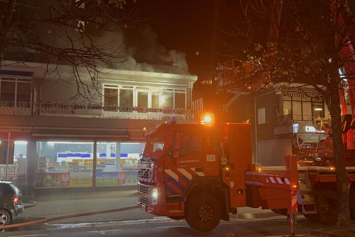 Grote brand in woning boven supermarkt