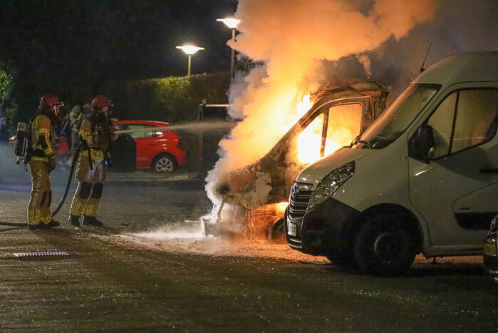Bakwagen volledig uitgebrand