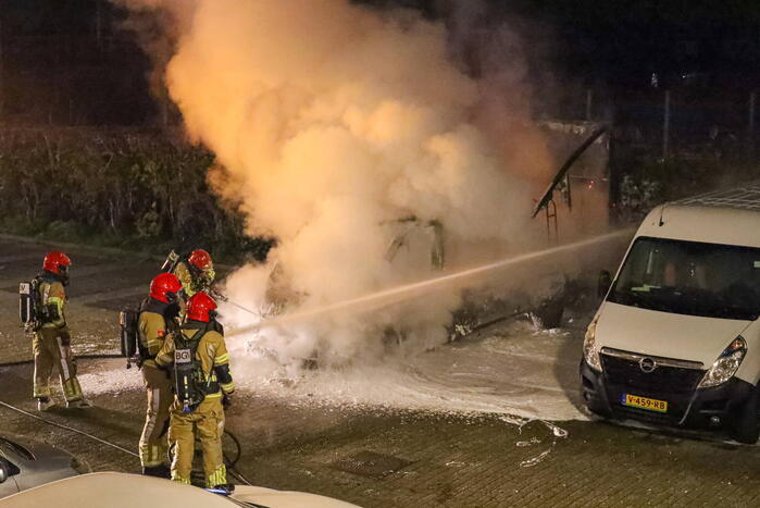 Bakwagen volledig uitgebrand