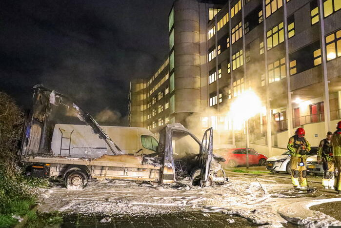 Bakwagen volledig uitgebrand