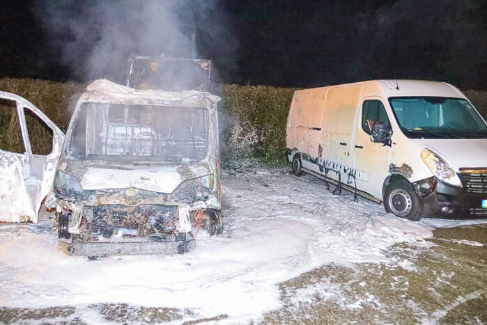 Bakwagen volledig uitgebrand