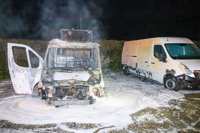 Bakwagen volledig uitgebrand