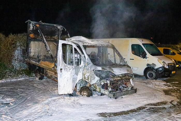Bakwagen volledig uitgebrand