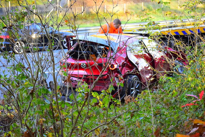 Twee gewonden nadat auto over de kop vliegt op snelweg