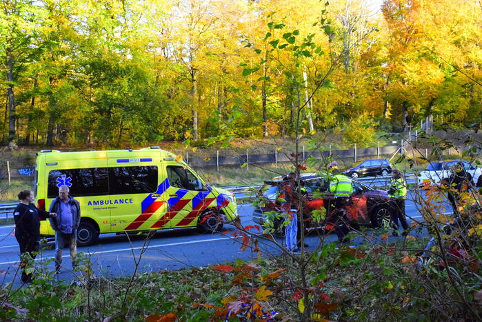 Twee gewonden nadat auto over de kop vliegt op snelweg