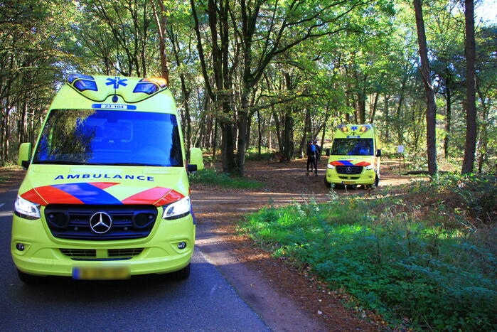 Meerdere mountainbikers ten val in bos, één zwaargewond