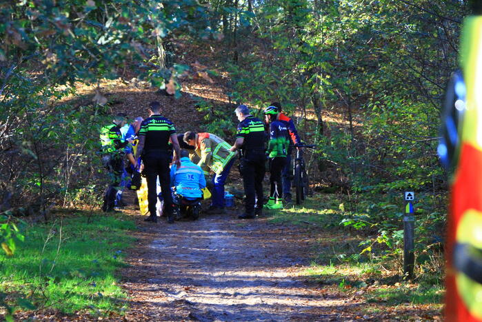 Meerdere mountainbikers ten val in bos, één zwaargewond