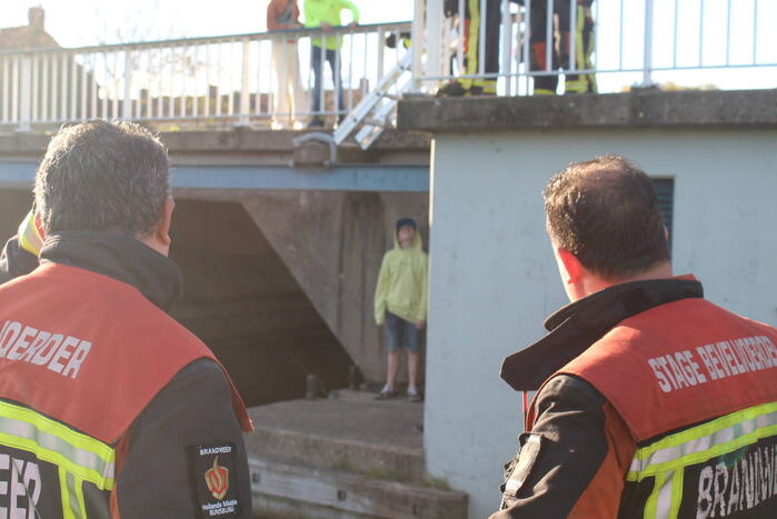 Brandweer bevrijdt vastzittende jongen