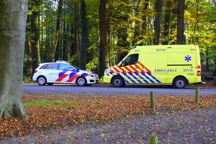 Voorbijgangers vinden man met verward gedrag in bos