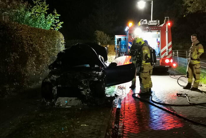 Auto brandt volledig uit in woonwijk