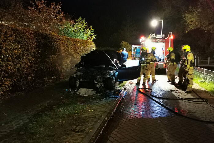 Auto brandt volledig uit in woonwijk