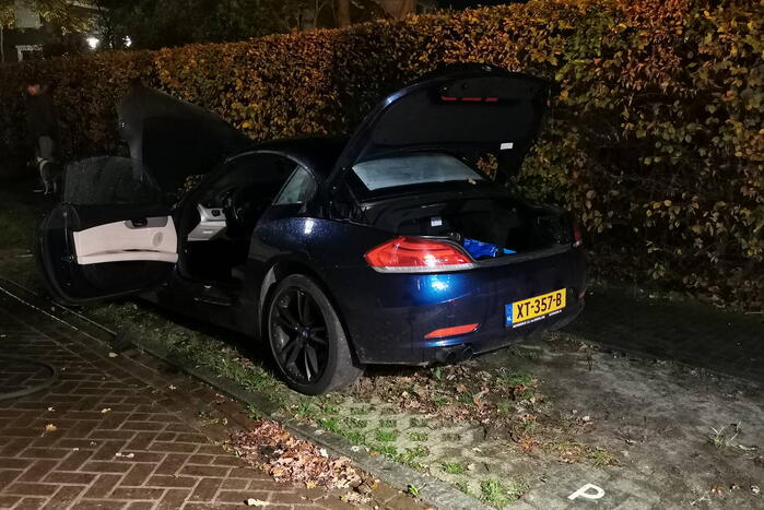 Auto brandt volledig uit in woonwijk