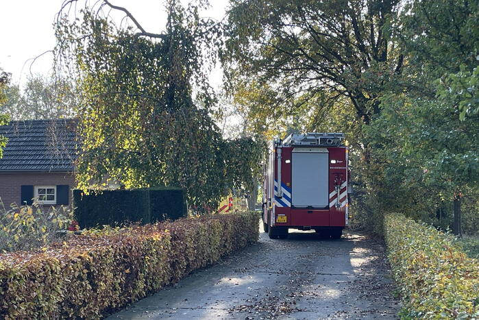 Man gewond na beknelling onder graafmachine