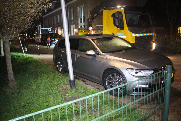 Auto belandt in water