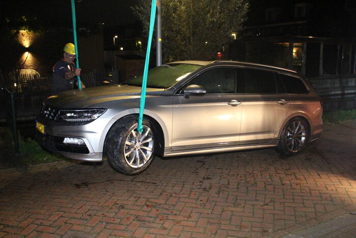 Auto belandt in water